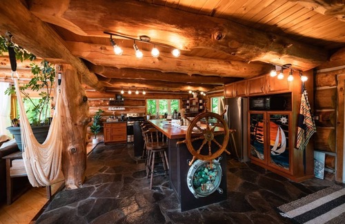 Catchacoma House | Private Treehouse in the Woods w/Hot Tub