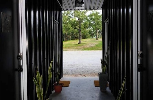Alvord RV Rental | Private Treehouse Retreat | Sleeps 8 + Pickleball