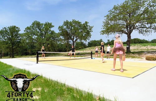 Alvord RV Rental | Private Treehouse Retreat | Sleeps 8 + Pickleball