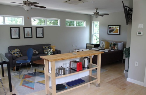 Cherrywood Apartment | Private treetop loft, walk to UT Campus, Stadium, St Davis hospital & downtown