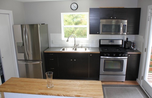 Cherrywood Apartment | Private treetop loft, walk to UT Campus, Stadium, St Davis hospital & downtown