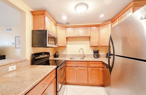 Key Colony Beach Condo | Private Tropical Beach White Sand-No Stairs-King Bed-Heated Pool- Superfast WiFi