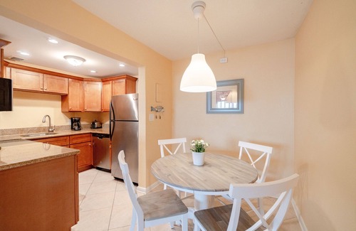 Key Colony Beach Condo | Private Tropical Beach White Sand-No Stairs-King Bed-Heated Pool- Superfast WiFi