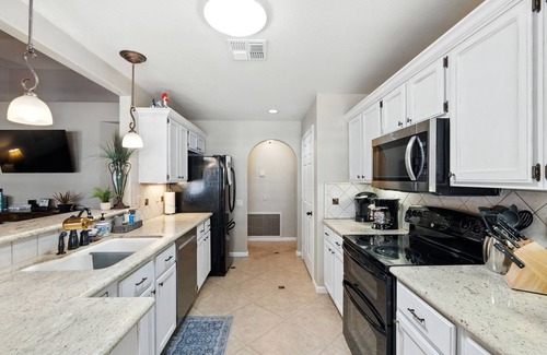 Northwood Glen House | Private Tuscany Oasis with Pool - Perfect for families, couples or business travelers by RedAwning