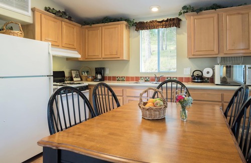 Ahwahnee Cottage | Private Two-Bedroom Cottage with Kitchen: Your Vacation Home near Yosemite