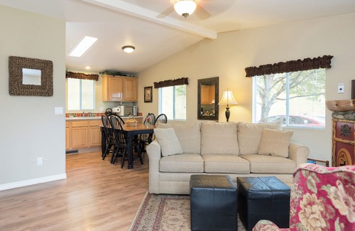 Ahwahnee Cottage | Private Two-Bedroom Cottage with Kitchen: Your Vacation Home near Yosemite