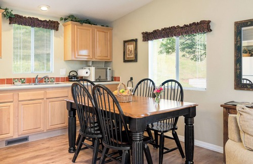 Ahwahnee Cottage | Private Two-Bedroom Cottage with Kitchen: Your Vacation Home near Yosemite