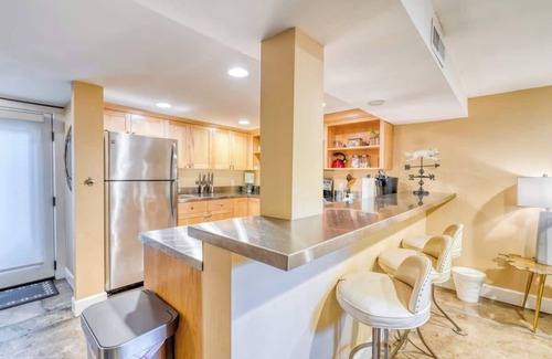 Goose Hollow House | Private Underground Getaway - 92 WalkScore