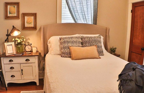 Hermann House | Private, Updated, Farmstyle Suite