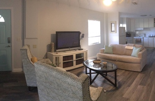 South Gate Ridge Apartment | Private Updated Mother In Law Apartment with Fenced Yard 4 miles from Siesta Key