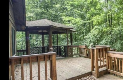 Livingston Cabin | Private cabin with high speed WiFi, firepit, and waterfront at Lake Anna!