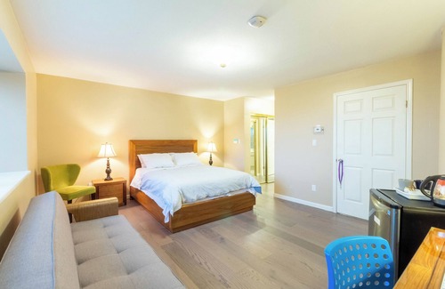 Shaughnessy House | Private very bright room E on the top floor with ensuite bathroom , air con.