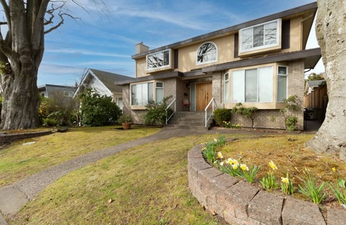 Shaughnessy House | Private very bright room E on the top floor with ensuite bathroom , air con.