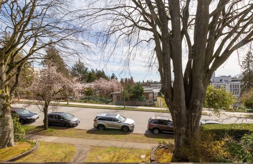 Shaughnessy House | Private very bright room E on the top floor with ensuite bathroom , air con.