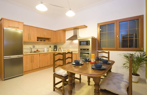 Los Mojones Villa | Private Villa, all day sun Swimming pool and terrace, BBQ in Puerto del Carmen