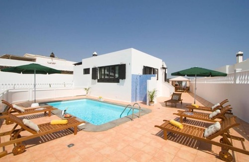 Los Mojones Villa | Private Villa, all day sun Swimming pool and terrace, BBQ in Puerto del Carmen