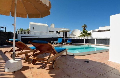 Los Mojones Villa | Private Villa, all day sun Swimming pool and terrace, BBQ in Puerto del Carmen