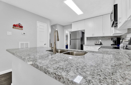Atascocita House | Private Villa Retreat w/Pool & Outdoor Living – 10 min to IAH