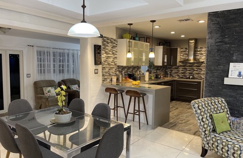 Golden Glades House | "Private Villa with 4 Bed + Hot Tub + Deck +Patio"