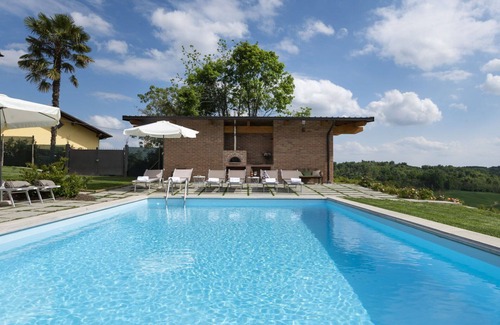 Monteu Roero Villa | Private Villa with WIFI, private pool, A/C, TV, patio, pets allowed, panoramic view, close to Alba