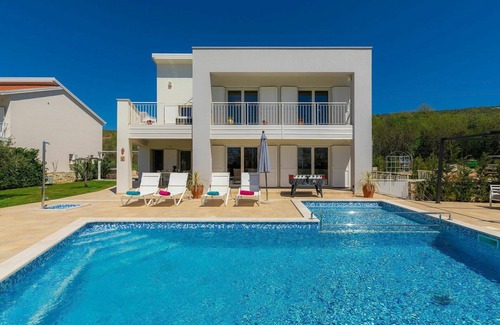 Diminici Villa | Private Villa with WIFI, private pool, hot tub, A/C, TV, terrace, pets allowed, panoramic view
