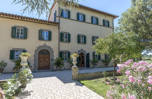 Cortona Villa | Private Villa with WIFI, A/C, hot tub, private pool, TV, patio, panoramic view, close to Cortona