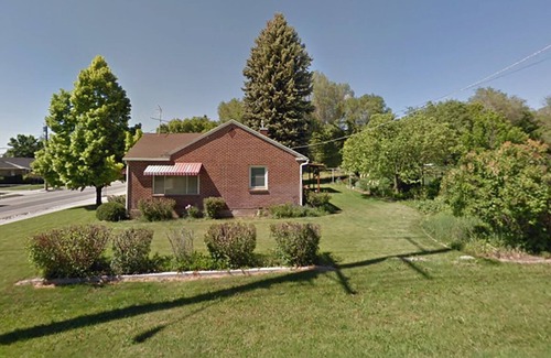 North Logan House | Private Vintage Home, 2Bd/1Ba, Near USU, Entire Property 1/3 Acre, 3 King Beds