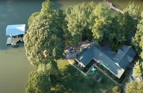 Reedville House | Private water-front retreat, paddleboards, kayak, dock, pet-friendly!