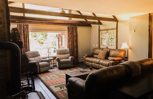 Franklin Cabin | ★ Private Waterfall Retreat - 3bd 2ba Cabin★