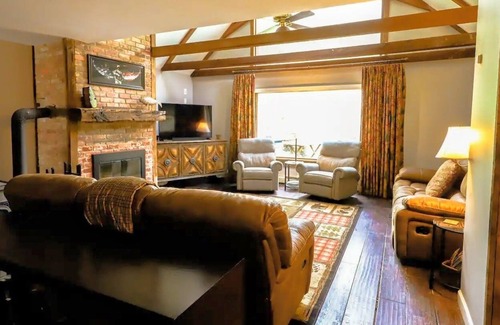 Franklin Cabin | ★ Private Waterfall Retreat - 3bd 2ba Cabin★