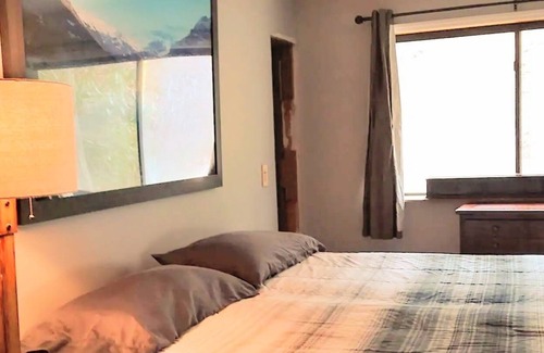 Franklin Cabin | ★ Private Waterfall Retreat - 3bd 2ba Cabin★