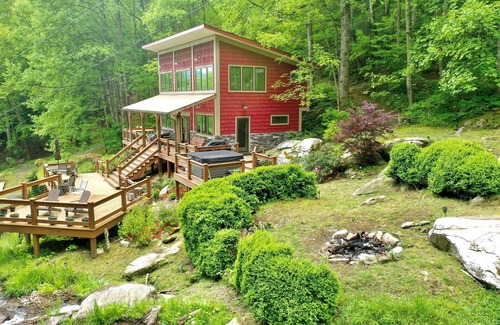Hot Springs House | Private Waterfalls, Creek, Firepit, Hot Tub, Hiking & Level II Charging