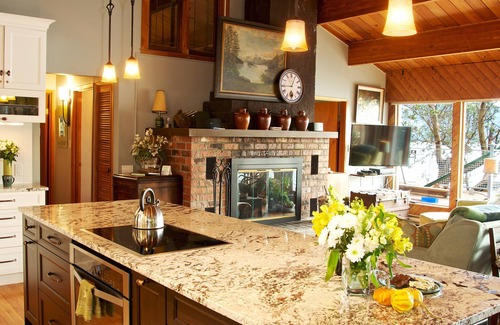 Bowen Island House | Private Waterfront~Beach~New Kitchen~Storm Viewing~Gorgeous View~Sunny