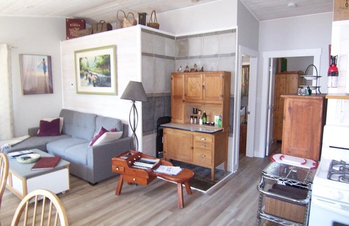 Powell River Cottage | Private waterfront cottage on Malaspina Strait