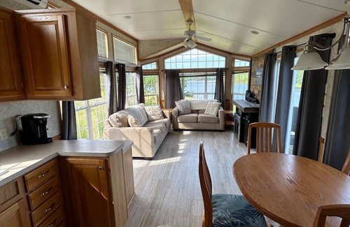 Pirogue Apartment | Private Waterfront Getaway