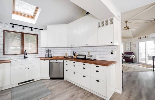 Lyndhurst House | Private waterfront cottage - hot tub & kayaks!