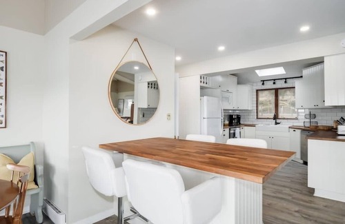 Lyndhurst House | Private waterfront cottage - hot tub & kayaks!