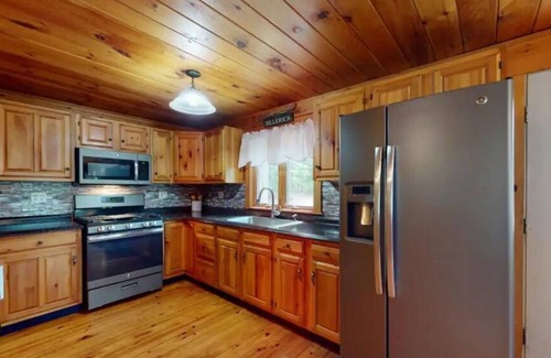 Sabattus House | PRIVATE WATERFRONT DOG FRIENDLY LAKE HOUSE
