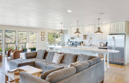 Fort Bragg House | Private Waterfront Home with Private Hot Tub and Central Heat - Walk to Ocean
