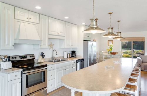 Fort Bragg House | Private Waterfront Home with Private Hot Tub and Central Heat - Walk to Ocean