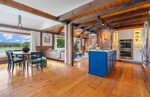 Mont Vernon House | Private Waterfront, Spa Hot Tub, King bed, Yoga, Gym, Kayaks, and more.