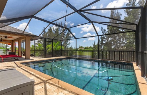 Trafalgar House | Private Waterfront Villa Heated Pool Pool Table Villa Heat Wave - Roelens Vacations