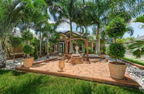 Trafalgar House | Private Waterfront Villa Heated Pool Pool Table Villa Heat Wave - Roelens Vacations