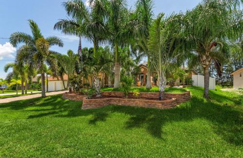 Trafalgar House | Private Waterfront Villa Heated Pool Pool Table Villa Heat Wave - Roelens Vacations