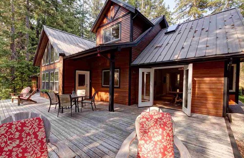 Madeira Park House | Private West-Coast Inspired Cabin in the Woods