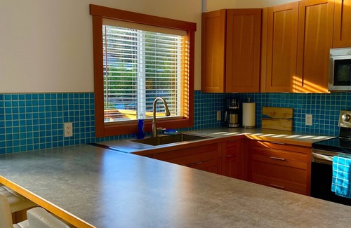 Port Renfrew House | Private West Coast Cottage w/firepit - 2 mins walk to seaside pubs and marinas!