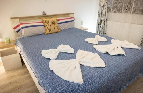 Calimanesti Villa | Private zen rooms in new villa with WiFi, AC, Parking in wonderful Călimănești