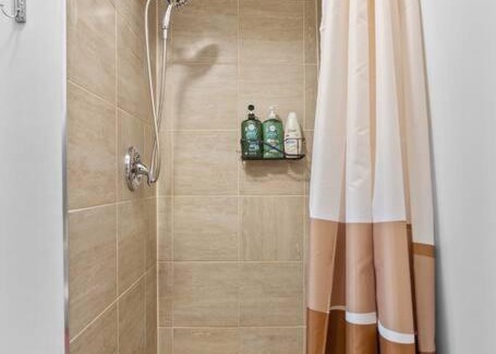 Glenbrook Apartment | PrivateEntry Basement w/Office NearMRU Freeparking