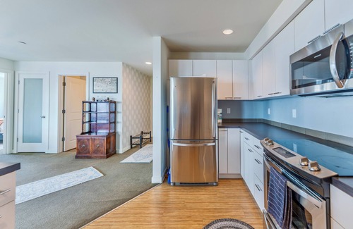 Lower Queen Anne Apartment | PrivatePatio + FreeParking+ StunningSunset +BayView + ClimatePledgeArena +Cruise