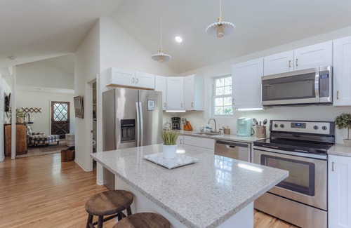 Lakeside House | Pro Designer Cottage, 4/10 Mile to New Circle Beach